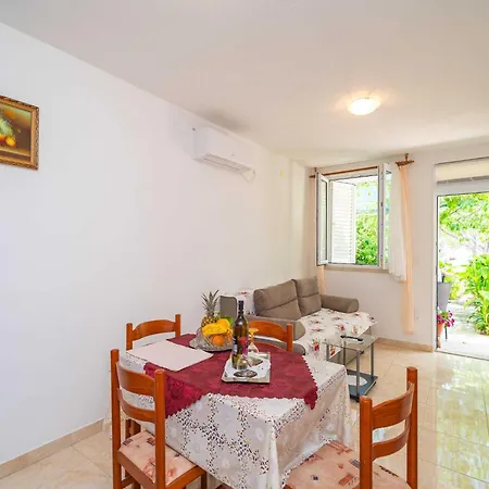 Zarac - One Bedroom With Terrace Apartman *